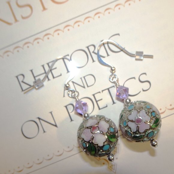 Handmade artisanal earrings in the Cloisonne style distinguished by lilac hues - Picture 8 of 8